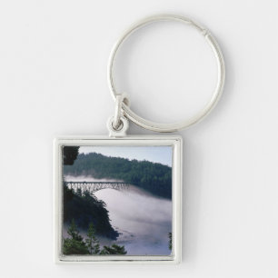 Porte-clés Le brouillard dérive sous le pont Deception Pass à