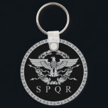 Porte-clés Le Porte - clé du bouton Emblem Empire Romain.<br><div class="desc">SPQR : Senātus Populusque Rōmānus. En latin, le Senātus est un nom singulier nominatif signifiant "Sénat". Populusque est composé du nom nominatif Populus, "le Peuple", et -que, une particule enclitique signifiant "et" qui relie les deux noms nominatifs. Le mot dernier, Rōmānus ("romain") est un adjectif qui modifie l'ensemble du Senātus...</div>