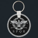 Porte-clés Le Porte - clé du bouton Emblem Empire Romain.<br><div class="desc">SPQR : Senātus Populusque Rōmānus. En latin, le Senātus est un nom singulier nominatif signifiant "Sénat". Populusque est composé du nom nominatif Populus, "le Peuple", et -que, une particule enclitique signifiant "et" qui relie les deux noms nominatifs. Le mot dernier, Rōmānus ("romain") est un adjectif qui modifie l'ensemble du Senātus...</div>