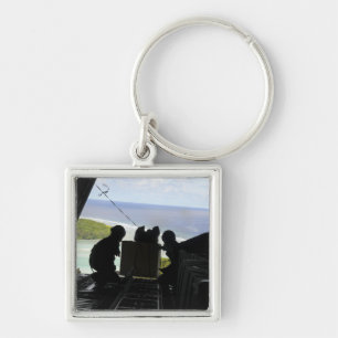 Porte-clés Les aviateurs sortent une palette de biens donnés