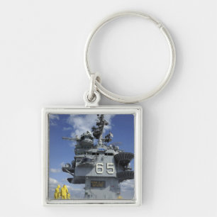 Porte-clés Les marins de département d'air examinent le syste