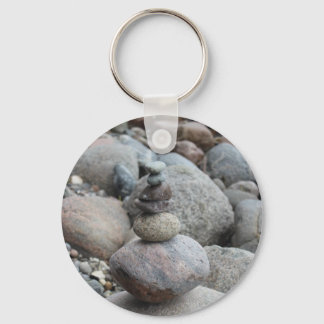 Porte-clés Les pierres de la mer Baltique, empilées, l'équili
