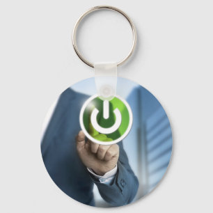 Porte-clés L'homme appuie sur le bouton d'alimentation arrièr