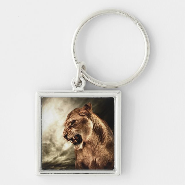 Porte-clés Lionne d'hurlement contre le ciel orageux (Devant)