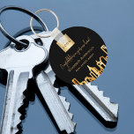 Porte-clés Logo de l'agent immobilier de la ville en or noir<br><div class="desc">Un arrière - plan noir,  avec un skyline de ville en faux or comme décor. Personnalisez et ajoutez le logo de votre entreprise et un texte à l'avant. Lettres d'or</div>