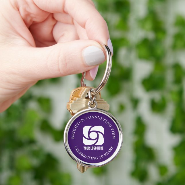 Porte-clés Logo de l'entreprise violet sur mesure pour entrep (main)