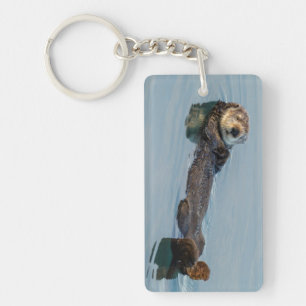 Porte-clés Loutre de mer flottant sur le dos dans l'océan