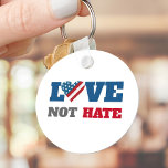 Porte-clés Love Not Hate Bold Rustic USA Flag Heart on White<br><div class="desc">"L'amour n'est pas la haine". Soyez fiers et faites savoir au monde à quel point ce pays est bon et peut l'être avec ce porte - clé réfléchi, saisissant, graphique, patriotique. Un coeur rempli de rayures rustiques, vintages, audacieuses, rouges, blanches et bleues et étoiles drapeau américain plus forte typographie marine...</div>
