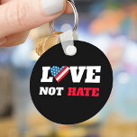 Porte-clés Love Not Hate Bold Type USA Drapeau Coeur Noir<br><div class="desc">"L'amour n'est pas la haine". Soyez fiers et faites savoir au monde à quel point ce pays est bon et peut l'être avec cet aimant réfléchi, frappant, graphique, patriotique, pare-chocs. Un coeur rempli de rayures rustiques, vintages, audacieuses, rouges, blanches et bleues et étoiles drapeau américain plus forte typographie blanche et...</div>