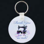 Porte-clés Machine à coudre Vintage Funny Blue<br><div class="desc">Un élégant porte - clé en Merci vintage avec un design de machine à coudre avec de jolis tissus et fils sur un arrière - plan bleu pâle, avec le texte "Merci coudre beaucoup!" Une façon amusante de dire grâce de / à un couturier d'égout ou de la courtepointe. Parfait...</div>