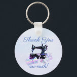 Porte-clés Machine à coudre Vintage Funny Blue<br><div class="desc">Un élégant porte - clé en Merci vintage avec un design de machine à coudre avec de jolis tissus et fils sur un arrière - plan bleu pâle, avec le texte "Merci coudre beaucoup!" Une façon amusante de dire grâce de / à un couturier d'égout ou de la courtepointe. Parfait...</div>