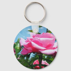 Porte-clés Magnifique rose rose dans un ciel bleu. Photograph