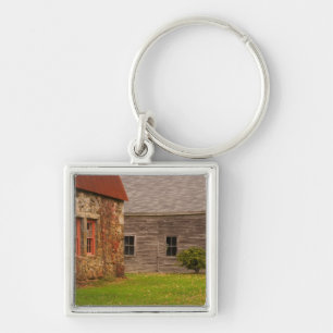 Porte-clés Maine, Ancien bâtiment en pierre et grange en boi