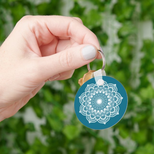Porte-clés Mandala blanc sur fond bleu (main)
