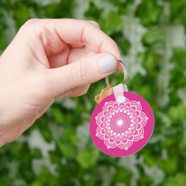 Porte-clés Mandala blanc sur fond rose (main)