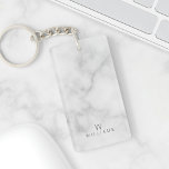 Porte-clés Marbre blanc avec monogramme et nom personnalisés<br><div class="desc">Marbre blanc avec Monogramme personnalisé et cadeau de nom avec monogramme et nom en gris moderne sans serif style police sur arrière - plan en marbre blanc. Un cadeau parfait pour papa, mari, famille, jeunes mariés et plus. Parfait aussi comme cadeau d'honneur et de groomsmen, cadeau de mariage, cadeau de...</div>
