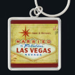 Porte-clés Marié à Las Vegas fabuleux - cru<br><div class="desc">Marié à Las Vegas fabuleux avec un arrière - plan crème vintage et une conception florale rose faible.  Perfectionnez pour le mariage de thème de Las Vegas,  la partie de bachelorette,  le dîner de répétition,  ou le wedding shower.  Grand décor de mariage de Las Vegas Nevada.</div>