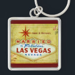 Porte-clés Marié à Las Vegas fabuleux - cru<br><div class="desc">Marié à Las Vegas fabuleux avec un arrière - plan crème vintage et une conception florale rose faible.  Perfectionnez pour le mariage de thème de Las Vegas,  la partie de bachelorette,  le dîner de répétition,  ou le wedding shower.  Grand décor de mariage de Las Vegas Nevada.</div>