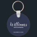 Porte-clés Marine bleu moderne Script Personnalisé Groomsman<br><div class="desc">Cadeaux Groomsman personnalisés avec le nom de marionnettiste personnalisé en blanc style de police de script moderne avec titre et date mariage en style de police sans serif moderne sur arrière - plan bleu marine. Parfait aussi pour le meilleur homme, père de la mariée, demoiselle d'honneur, mère de la mariée...</div>