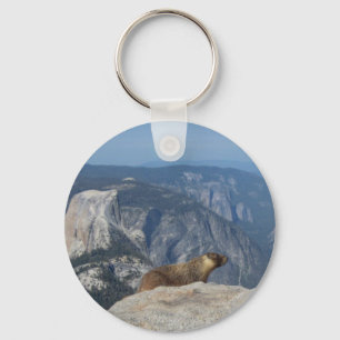 Porte-clés Marmotte surplombant la Demi-Dôme de nuages Repos