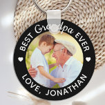 Porte-clés Meilleur Grand-Père Jamais Nom Personnalisé Photo<br><div class="desc">Meilleur Grand-Père Jamais ... Customisez ce grand-père porte - clé avec la photo et le nom préférés de votre petit-enfant. Qu'il s'agisse d'un anniversaire de grand-père, de fête des pères ou de Noël, ces porte - clés de grand-père sont un favori. Grand cadeau à tous les petits papas, grands-pères des...</div>