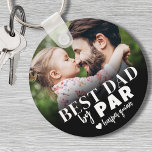 Porte-clés Meilleur papa par photo<br><div class="desc">Ce porte - clé personnalisé est une façon parfaite de célébrer le "Best Dad By Par.". Le design comporte un mélange audacieux de typographie et de polices de script, créant un message élégant et significatif. Un dégradé noir en bas se dissipe dans une photo personnalisable, qui peut présenter le peintre,...</div>