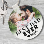 Porte-clés Meilleur Papa Photo Personnalisée<br><div class="desc">Porte-clés personnalisé "Meilleur papa du monde" avec photo. Ce porte-clés personnalisé "Meilleur papa du monde" est un objet précieux conçu pour célébrer papa et son rôle unique où qu'il aille. Réalisé avec une typographie moderne et audacieuse, il comporte "Meilleur papa du monde" avec la possibilité de le remplacer par "Meilleur...</div>