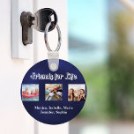 Porte-clés Meilleurs amis BFF noms photo marine bleu blanc<br><div class="desc">Un cadeau pour votre(vos) meilleur(s) ami(s) pour les anniversaires,  Noël ou un événement spécial. Texte blanc : Amis pour la vie,  écrit avec un script de style tendance. Personnalisez et utilisez vos propres photos et noms. Arrière - plan bleu marine. La couleur bleue est inégale.</div>