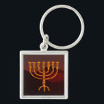 Porte-clés Menorah de Moshe<br><div class="desc">Dans la Torah Moshe Rabbenu est dit : "Vous ferez une Menorah d'or pur, battu, la Menorah sera faite, sa base, sa branche, ses gobelets, ses boutons, et ses fleurs seront martelées de lui, " [Mot 25:31] et plus tard, "Voir, et construire, selon leur forme que vous êtes montré sur...</div>