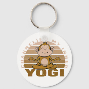 Porte-clés Mignon singe drôle faisant du yoga. poses de yoga