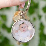 Porte-clés Mon bébé photo personnalisée<br><div class="desc">Votre photo de bébé préférée sur un porte - clé ! Téléchargez votre propre image pour créer votre porte - clé pour vous-même ou offrez-en un cadeau à votre famille,  vos amis,  vos parents et vos grands-parents ! Le mot amour dans un script chèque est présenté sur votre photo.</div>