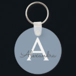 Porte-clés Monogramme bleu et blanc poussiéreux<br><div class="desc">Bleu et blanc Dusty Elegant Porte - clé. Ces Porte - clés peuvent être customisés pour inclure votre nom initial et prénom et sont une douche de mariée parfaite,  une fête de bachelorette ou une fête d'anniversaire.</div>