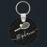 Porte-clés Monogramme de la raquette de tennis en texte perso<br><div class="desc">Porte - clé personnalisé noir et blanc avec un monogramme de raquette de tennis dans une police de script de calligraphie élégante et mignonne avec un arrière - plan motif net subtil.</div>