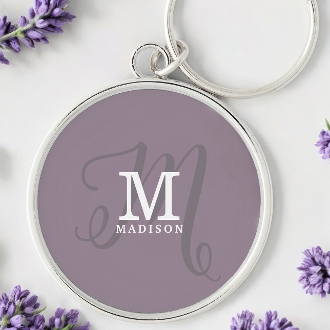 Porte-clés Monogramme et nom de calligraphie élégant violet (Personalize with your name and monogram initial.)