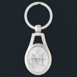 Porte-clés Monogramme et nom de la servante d'accueil personn<br><div class="desc">Ajoutez une touche personnelle à votre mariage avec le monogramme et le cadeau de nom personnalisé de la femme de ménage. Ce design présente le nom de la femme de ménage personnalisée avec titre et date mariage en gris et monogramme en gris clair comme arrière - plan, dans le style...</div>