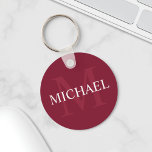 Porte-clés Monogramme et nom personnalisé Bourgogne rouge<br><div class="desc">Le Monogramme personnalisé et le cadeau de nom comprend le nom personnalisé en blanc et monogramme en rouge bordeaux clair comme arrière - plan, dans le style de police serif classique, sur arrière - plan rouge bordeaux. Parfait comme cadeau de vacances, faveurs de réunion familiale, merci cadeau pour les groomsmen...</div>