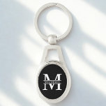 Porte-clés Monogramme et nom personnalisés<br><div class="desc">Monogramme personnalisé et cadeaux de nom avec monogramme personnalisé et nom dans le style de police serif classique. Parfait comme cadeaux de fête des pères pour papa,  cadeaux pour grand-père,  mari,  marié,  meilleur homme,  groomsmen et plus.</div>