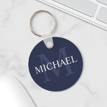 Porte-clés Monogramme et nom personnalisés bleu marine classi<br><div class="desc">Monogramme personnalisé et cadeau de nom caractéristiques personnalisées nom en blanc et monogramme en bleu marine clair comme arrière - plan, dans le style de police serif classique, sur arrière - plan bleu marine. Parfait comme cadeau de vacances, faveurs de réunion familiale, merci cadeau pour les groomsmen et cadeau pour...</div>