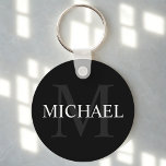 Porte-clés Monogramme et Nom Personnalisés Classique Noir<br><div class="desc">Cadeau de Monogramme et Nom Personnalisés comporte un nom personnalisé en blanc et un monogramme en gris sur fond noir, dans un style de police serif classique, Parfait comme cadeau de vacances, faveurs de réunion de famille, cadeau de remerciement pour les garçons d'honneur et cadeau pour toutes les occasions spéciales....</div>