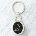 Porte-clés Monogramme et nom personnalisés en script noir<br><div class="desc">Cadeau personnalisé avec monogramme et nom
avec monogramme personnalisé en police script classique blanche et nom en police sérif classique blanche sur fond noir.

Parfait pour les fêtes,  les réunions de famille et pour toutes les occasions spéciales.</div>