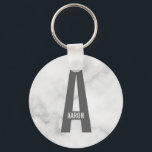 Porte-clés Monogramme et nom personnalisés gras modernes<br><div class="desc">Conception de monogramme moderne avec lettre de monogramme personnalisée "A" et nom dans un style de police sans empattement gras moderne.

Cadeau parfait pour lui,  cadeau pour la fête des pères,  cadeau pour garçon d'honneur et plus encore.</div>