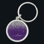 Porte-clés Monogramme fille scintillant argent violet<br><div class="desc">Monogramme d'écriture à paillettes argent et violet pour porte-clés (Porte-clé). C'est le cadeau idéal pour un anniversaire sweet 16,  un mariage,  une douche de mariée,  un anniversaire,  une baby shower ou une soirée d'enterrement de vie de jeune fille pour quelqu'un qui aime le luxe glamour et les styles chics.</div>