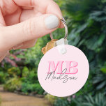 Porte-clés Monogramme initial minimaliste rose moderne<br><div class="desc">Créez votre propre porte - clé personnalisé avec des initiales minimalistes modernes et un nom monographique de calligraphie de script. Disponible en différentes tailles de couleurs.</div>