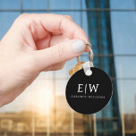 Porte-clés Monogramme moderne minimaliste noir et blanc<br><div class="desc">Découvrez notre collection minimaliste moderne de monogrammes noirs et blancs : Faites preuve de simplicité et de sophistication grâce à nos designs minimalistes, conçus pour élever votre style sans effort. Réalisée avec un oeil attentif pour l'esthétique moderne, cette collection présente des motifs noirs et blancs épurés accentués par des monogrammes...</div>
