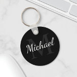 Porte-clés Monogramme noir personnalisé et nom<br><div class="desc">Le Monogramme personnalisé et le cadeau de nom comprend le nom personnalisé dans le style de police de script blanc et le monogramme dans le style de police de serif gris en tant qu'arrière - plan, sur l'arrière - plan noir. Parfait comme cadeau de vacances, faveurs de réunion familiale, merci...</div>