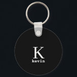 Porte-clés Monogramme nom personnalisé noir élégant moderne<br><div class="desc">Hommes modernes monogrammed porte - clé élégant avec script noir et blanc (couleurs changeables).                Personnalisez-le avec le nom et la lettre initiale. Il peut être un cadeau classe pour un petit ami,  mari,  père,  oncle à l'anniversaire,  Noël,  ou tout autre anniversaire ou occasion.</div>