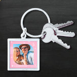 Porte-clés Monogramme Nom Photo Tendance Simple Moderne<br><div class="desc">Monogram Name Photo Trendy Simple Modern Porte - clé est doté d'une de vos photos préférées avec votre nom personnalisé et monogramme en élégant script blanc sur un arrière - plan rose. Personnalisez en modifiant le texte dans les zones de texte fournies. Parfait pour l'anniversaire, Noël, Fête des Mères, Fête...</div>