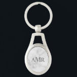 Porte-clés Monogramme personnalisé classique<br><div class="desc">Le design classique est doté d'un monogramme initial personnalisé de 3 lettres en style de police serif classique gris sur arrière - plan en marbre blanc. Parfait comme cadeau de vacances, cadeau de fête des pères pour papa et cadeau pour toutes les occasions spéciales. Remarque : Les détails du marbre...</div>