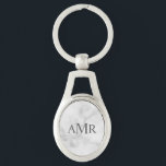 Porte-clés Monogramme personnalisé classique<br><div class="desc">Le design classique est doté d'un monogramme initial personnalisé de 3 lettres en style de police serif classique gris sur arrière - plan en marbre blanc. Parfait comme cadeau de vacances, cadeau de fête des pères pour papa et cadeau pour toutes les occasions spéciales. Remarque : Les détails du marbre...</div>