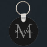 Porte-clés Monogramme personnalisé et nom noir<br><div class="desc">Monogramme et cadeaux de nom élégants personnalisés avec monogramme personnalisé dans le style de police serif classique avec boîte de nom au milieu du monogramme.</div>